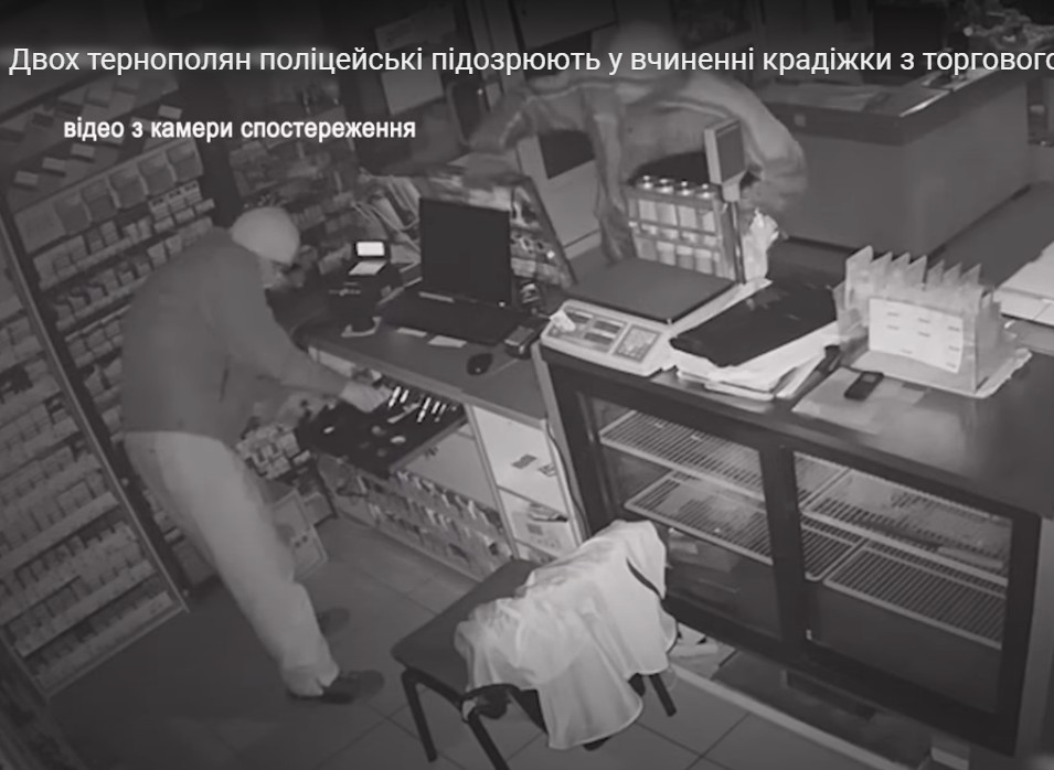 Нічна крадіжка у Тернополі: чоловіки віджали двері, викрали гроші та товар (ВІДЕО)