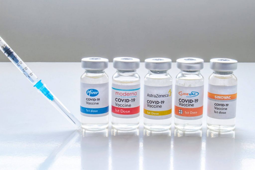 Протипокази, вагітність та хронічні хвороби: що варто знати про вакцинацію від ковіду
