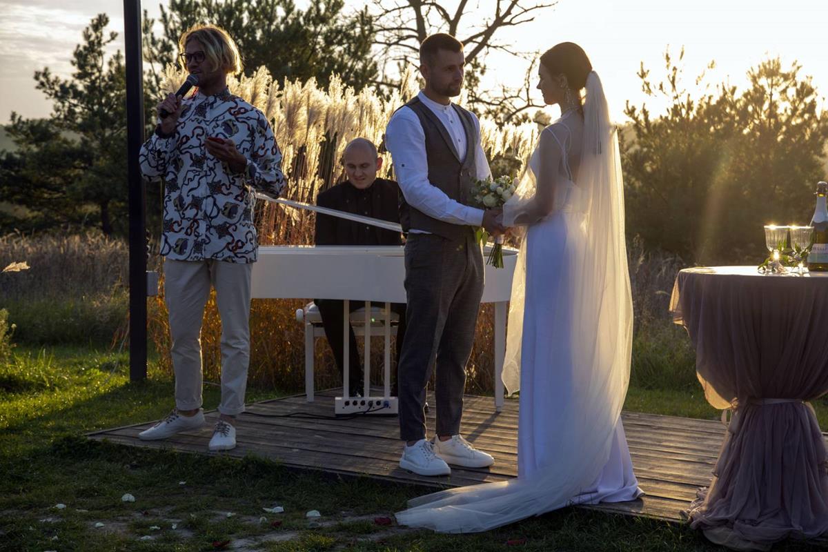 Корм для тварин замість квітів: у Тернополі молодята здивували гостей весілля несподіваним проханням (ФОТО)