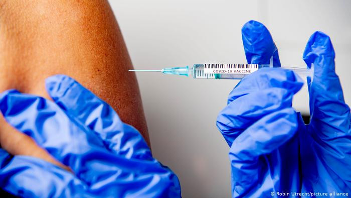 У МОЗ пояснили, кому не можна вакцинуватись від коронавірусу