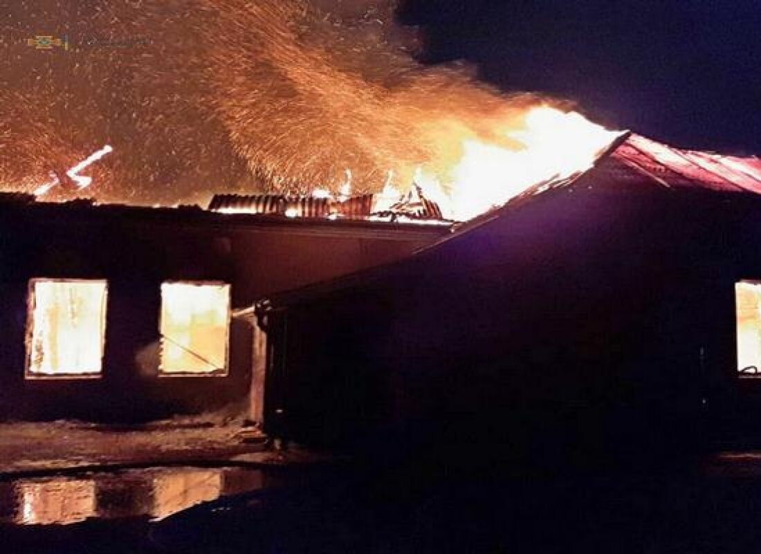 Масштабна пожежа у Збаражі: вночі спалахнув заклад громадського харчування (ФОТО)