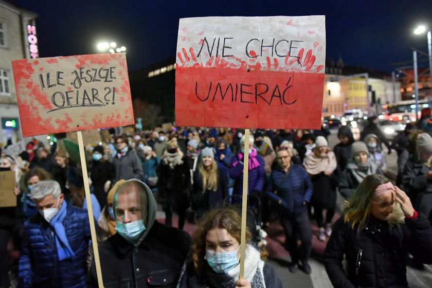 У Польщі пройшли масові акції на згадку про померлу вагітну (ФОТО)