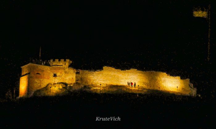 Освітили “туристичну родзинку”: тепер замок у Кременці усі побачать і вночі (ФОТО)
