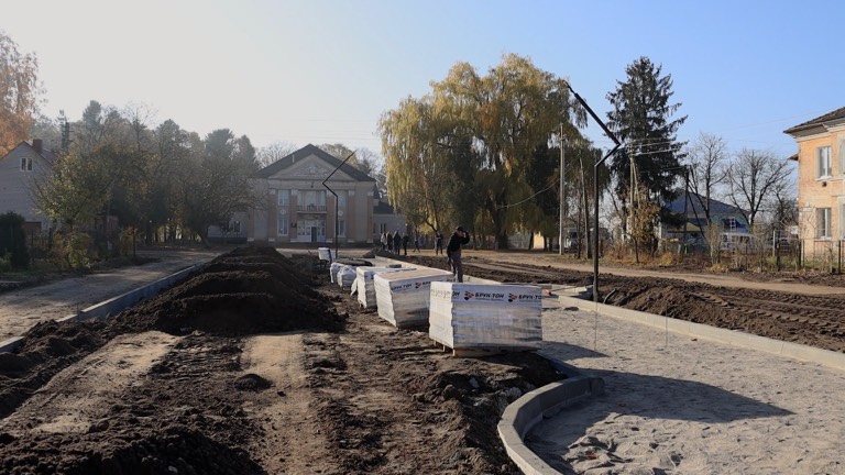Тисяча квадратних метрів бруківки: незабаром у Козові буде нове, комфортне місце для відпочинку (ВІДЕО)