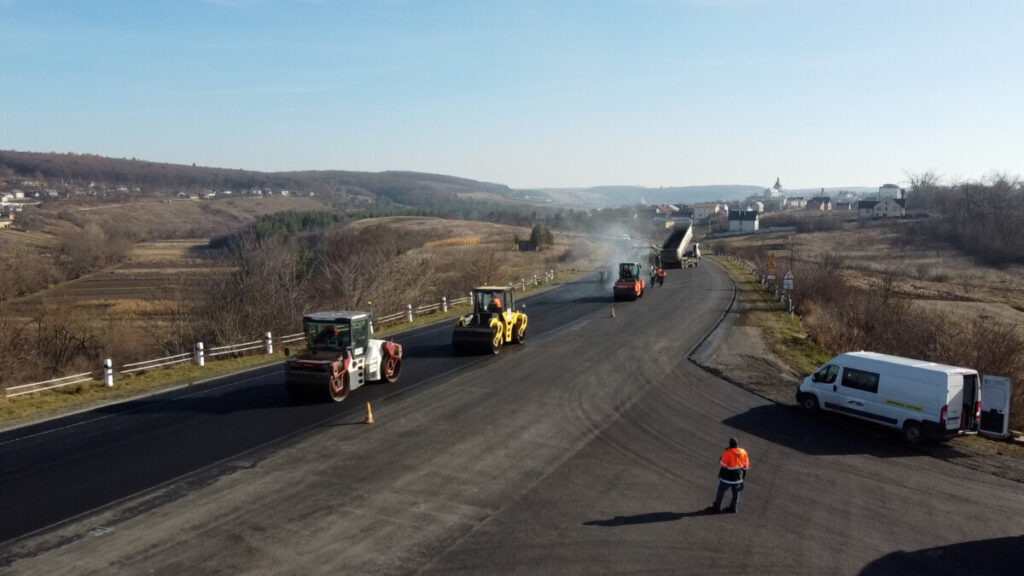 Майже 6 кілометрів нової дороги: від Мишковичів до Микулинців капітально ремонтують дорогу (ФОТО, ВІДЕО)