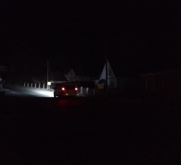 “Темні романтичні вечори”: Через відсутність вуличного освітлення жителі Монастириська ходять у суцільній темряві (ФОТО)