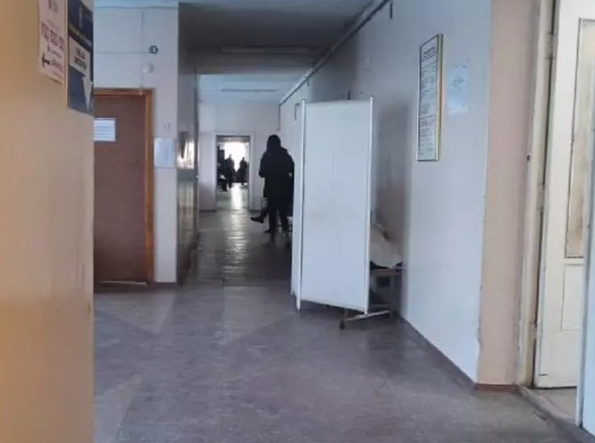 Тіло залишили на кушетці під кабінетом: у Тернополі в поліклініці раптово помер чоловік, який ушов до лікаря (ФОТО)