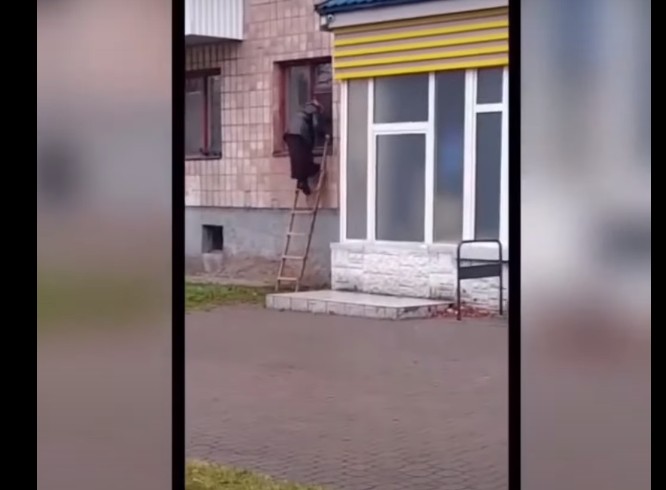 В Україні є жінка, яка виходить з квартири через вікно, бо боїться сатани (ВІДЕО)