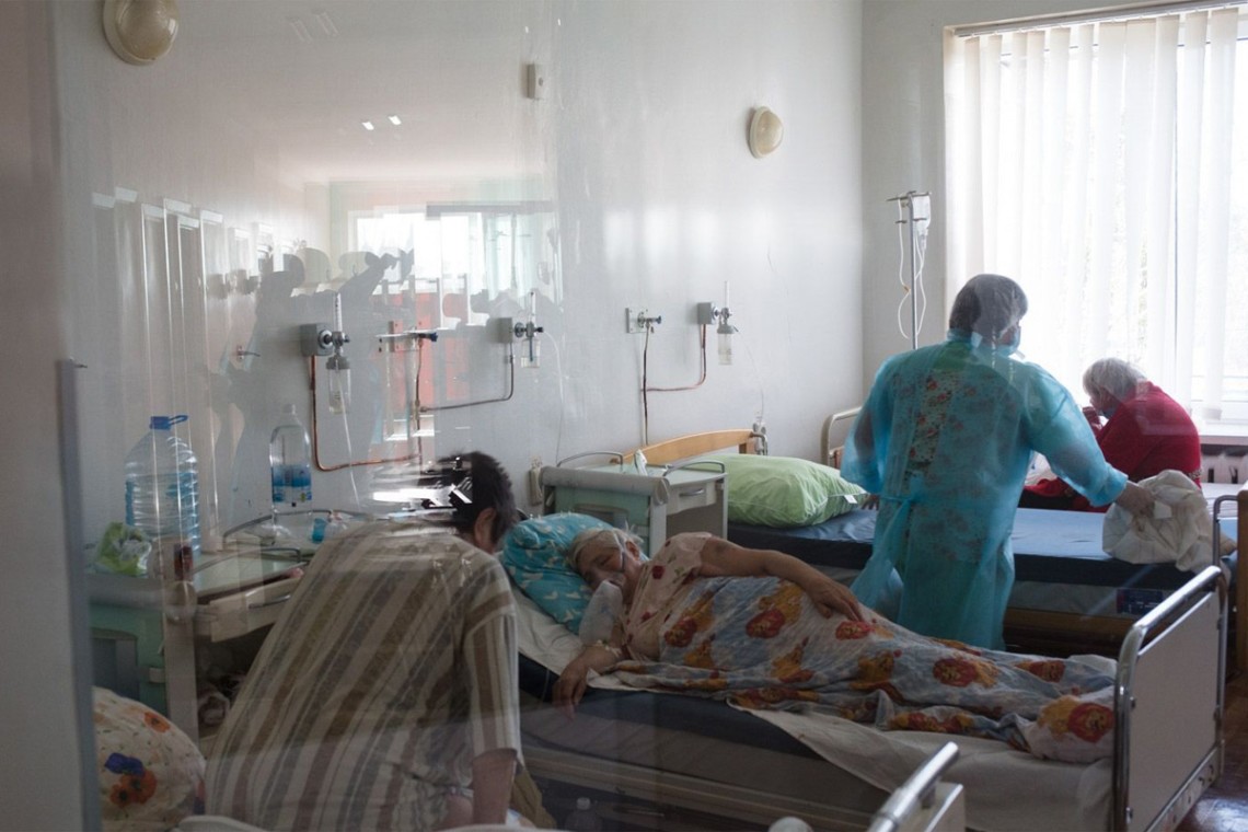 Скандал на Гусятинщині: змушують здорових людей лягати у ковідне відділення разом із хворими родичами (ВІДЕО)