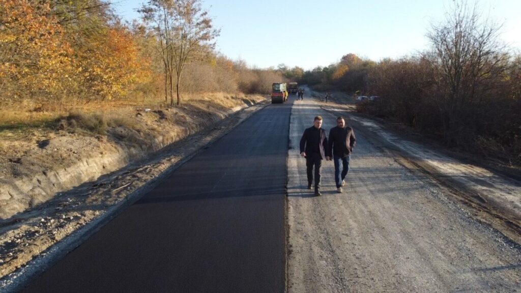 Дорогу, яка з’єднує села Скала-Подільської громади, завершують ремонтувати Дорогу, яка з’єднує села Скала-Подільської громади, завершують ремонтувати