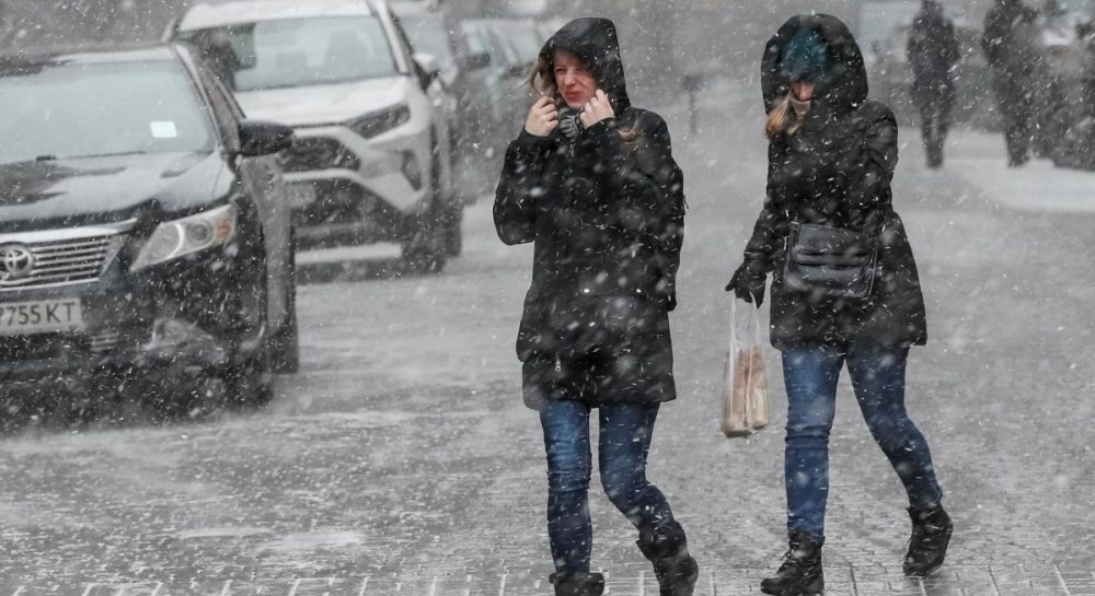 Некомфортний вітер та мокрий сніг: в Україні змінюється погода