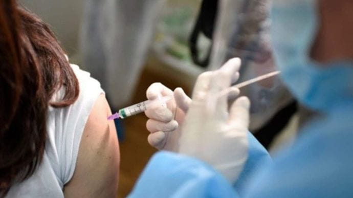 МОЗ розширило перелік професій, які підлягають обов’язковій вакцинації: нещеплених відсторонять