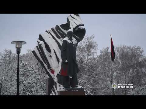 У Тернополі вдень невідомий облив червоною фарбою пам’ятник Бандері (ВІДЕО)